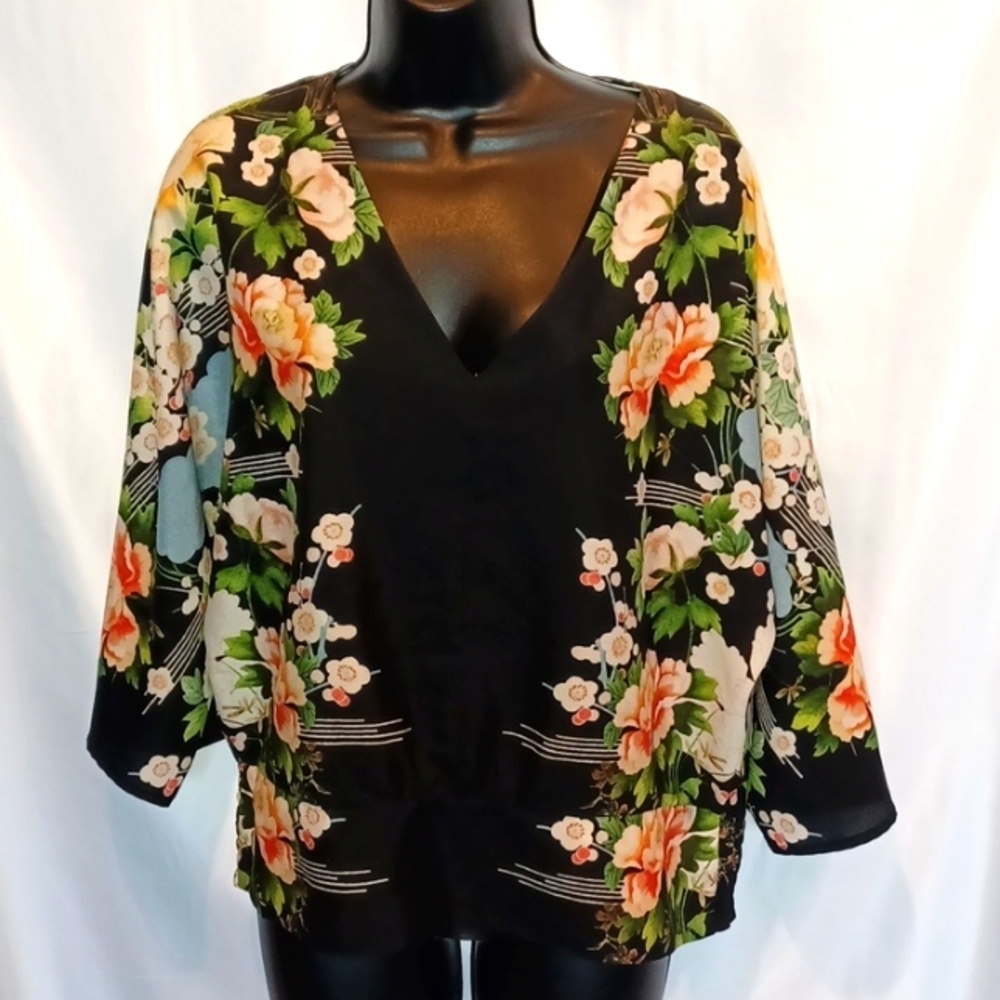 New York & Company,  Size Medium beautiful cherry blossom 🌸 kimono sleeve top